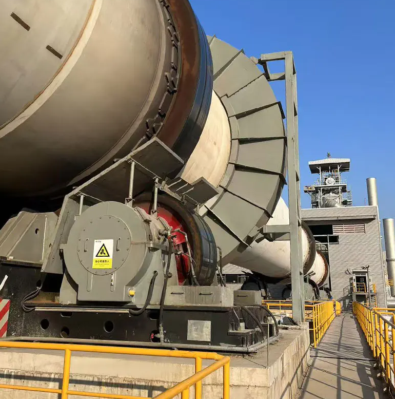 What is the function of a lithium carbonate laterite nickel ore roasting kiln?